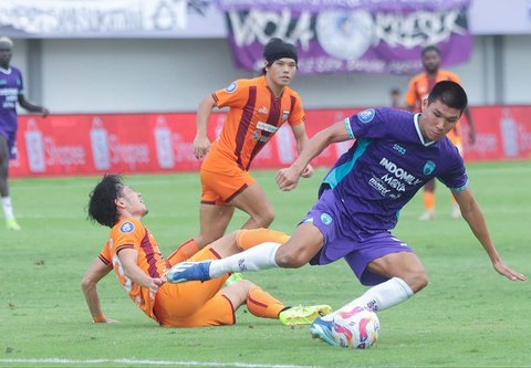 Pemain Persita Tangerang Tamirlan Kozubaev berebot bola  dengan pemian Borneo FC  dalam lanjutan pertandingan BRI Liga 1 di Stadion Indomilk Arena, Kabupaten Tangerang, Banten, Sabtu (22/2/2025)