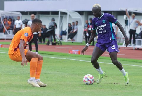 Pemian Persita Tangerang Ayom Majok berhadapan dengan pemain Borneo FC  dalam lanjutan pertandingan BRI Liga 1 di Stadion Indomilk Arena, Kabupaten Tangerang, Banten, Sabtu (22/2/2025).