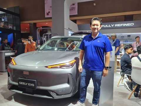 Danny, seorang konsumen berusia 39 tahun, mencoba mobil Geely EX5 di IIMS 2025.