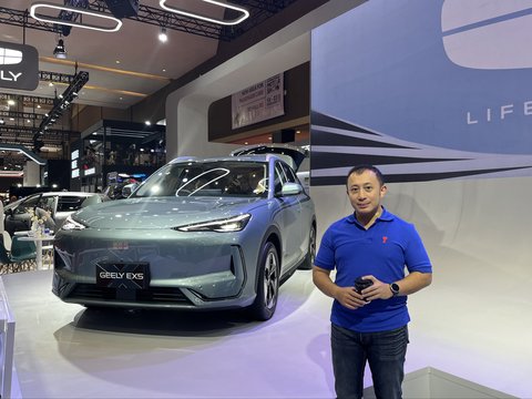 Alex, seorang konsumen berusia 40 tahun, menguji coba model EX5 dari Geely di IIMS 2025.