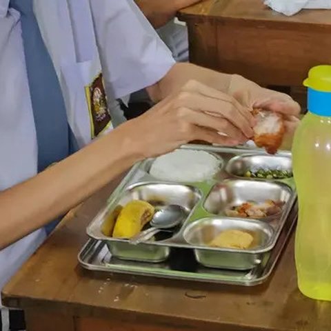 Menteri Koordinator Pembangunan Manusia dan Kebudayaan (Menko PMK) Pratikno bersama Penjabat (Pj) Gubernur Jakarta Teguh Setyabudi meninjau pelaksanaan Makan Bergizi Gratis atau MBG di Sekola