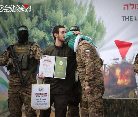 tawanan tentara israel mencium kening pejuang hamas