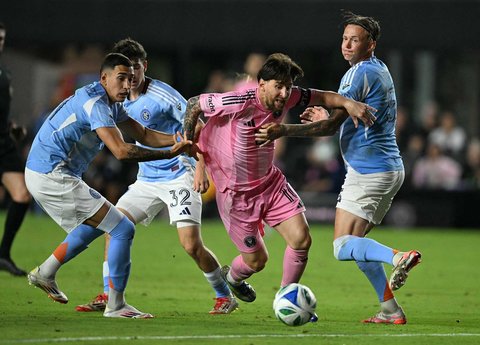 Pemain depan Inter Miami asal Argentina Lionel Messi saat  pertandingan Major League Soccer (MLS) antara Inter Miami dan New York City di Chase Stadium di Fort Lauderdale, Florida, AS (22 /02/2025).