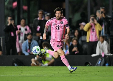 Pemain depan Inter Miami asal Argentina Lionel Messi saat  pertandingan Major League Soccer (MLS) antara Inter Miami dan New York City di Chase Stadium di Fort Lauderdale, Florida, AS (22 /02/2025).