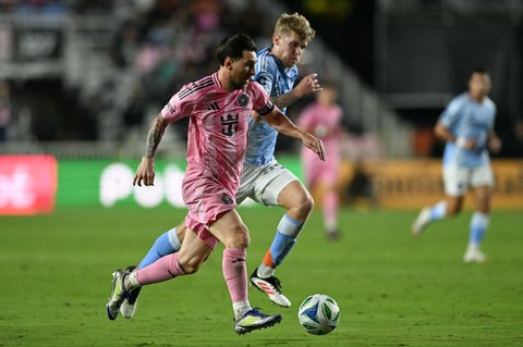 Pemain depan Inter Miami asal Argentina Lionel Messi saat  pertandingan Major League Soccer (MLS) antara Inter Miami dan New York City di Chase Stadium di Fort Lauderdale, Florida, AS (22 /02/2025).