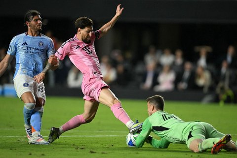 Pemain depan Inter Miami asal Argentina Lionel Messi saat  pertandingan Major League Soccer (MLS) antara Inter Miami dan New York City di Chase Stadium di Fort Lauderdale, Florida, AS (22 /02/2025).