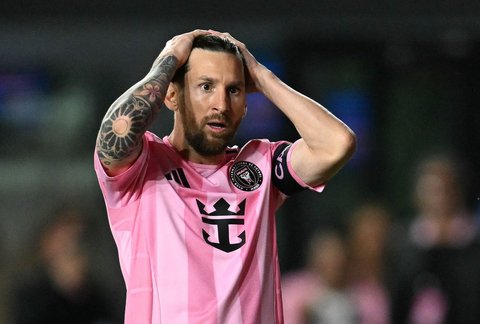 Pemain depan Inter Miami asal Argentina Lionel Messi saat  pertandingan Major League Soccer (MLS) antara Inter Miami dan New York City di Chase Stadium di Fort Lauderdale, Florida, AS (22 /02/2025).