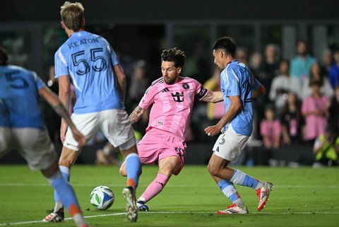 Pemain depan Inter Miami asal Argentina Lionel Messi saat  pertandingan Major League Soccer (MLS) antara Inter Miami dan New York City di Chase Stadium di Fort Lauderdale, Florida, AS (22 /02/2025).