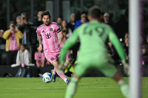 Pemain depan Inter Miami asal Argentina Lionel Messi saat  pertandingan Major League Soccer (MLS) antara Inter Miami dan New York City di Chase Stadium di Fort Lauderdale, Florida, AS (22 /02/2025).