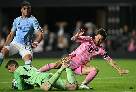 Pemain depan Inter Miami asal Argentina Lionel Messi saat  pertandingan Major League Soccer (MLS) antara Inter Miami dan New York City di Chase Stadium di Fort Lauderdale, Florida, AS (22 /02/2025).