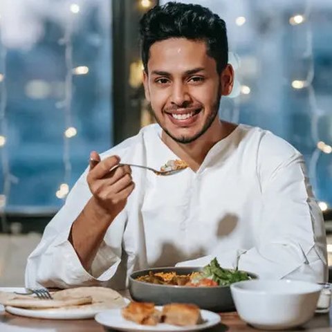 Sejumlah umat Muslim berdoa sebelum berbuka puasa, selama bulan suci puasa Ramadhan, di sebuah masjid di Peshawar, Pakistan, Rabu (14/4/2021). Bulan Ramadhan ditandai dengan berpuasa setiap h