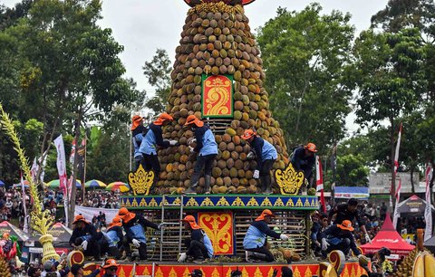 Warga mengarak durian dan buah-buahan lainnya saat festival durian "Kenduren Wonosalam" di desa Wonosalam, Jombang,  Jawa Timur, (23/ 02/ 2025).