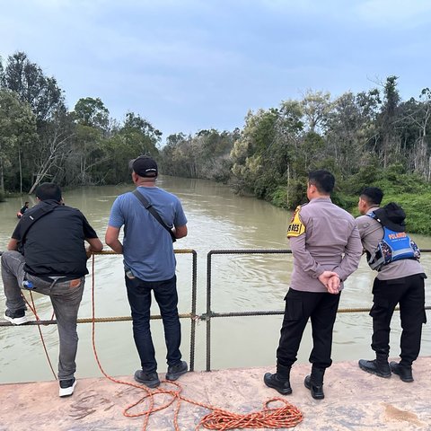 truk terjun ke sungai