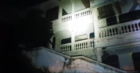 Bak Istana, Rumah Miliarder Tiga Lantai Terbengkalai