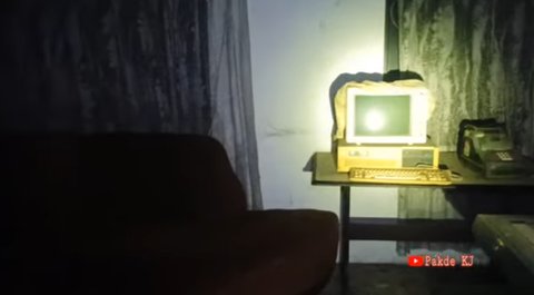 Bak Istana, Rumah Miliarder Tiga Lantai Terbengkalai