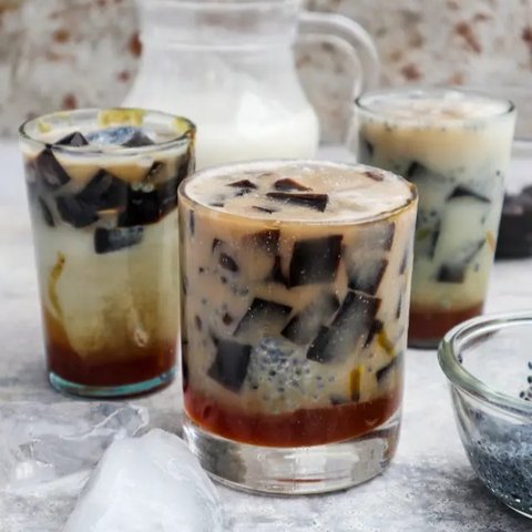 Sama-sama bisa segarkan dan maniskan hari, antara es cendol dan cincau, mana yang kamu suka? (Via: resephariini.com)