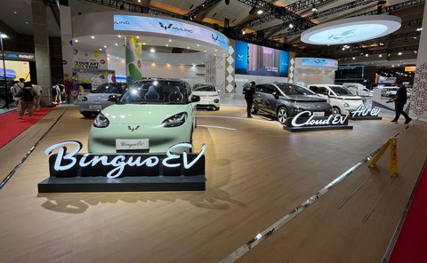 Koleksi kendaraan listrik Wuling di IIMS 2025.