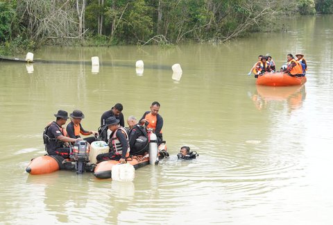 pencarian korban kecelakaan di sungai segati