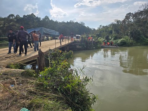 pencarian korban kecelakaan di sungai segati