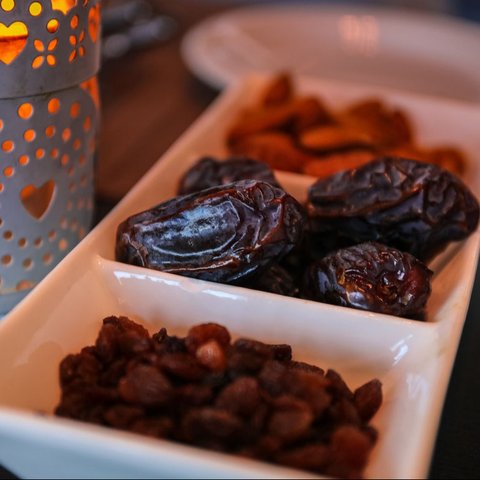 Ilustrasi ramadan. puasa, buka puasa, kurma. (Photo by Naim Benjelloun from Pexels)