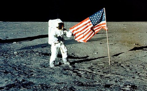 manusia mendarat di bulan