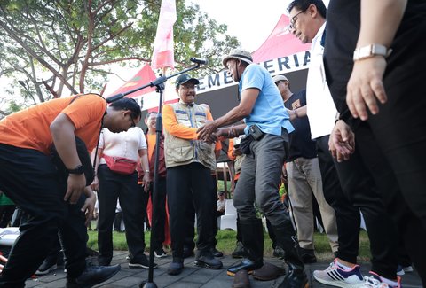 Mensos Gus Ipul Saat Kerja Bakti di Sungai Suwung Tahura Mangrove Ngurah Rai