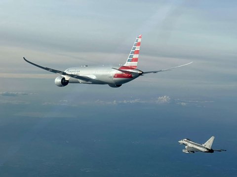 Pesawat American Airlines dikawal jet tempur Eurofighter dari Angkatan Udara Italia ketika penerbangannya dialihkan ke Roma, Italia, menyusul adanya ancaman ledakan bom, pada 23 Februari 2025.