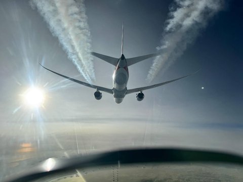 Pengawalan ini dilakukan sebagai upaya memastikan keselamatan seluruh penumpang dan kru.