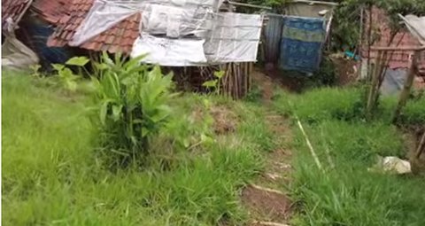Miris Tidak Jauh dari Pusat Kota, Lima Keluarga Ini Mandi Pakai Air Hujan