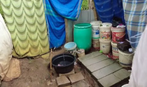 Miris Tidak Jauh dari Pusat Kota, Lima Keluarga Ini Mandi Pakai Air Hujan