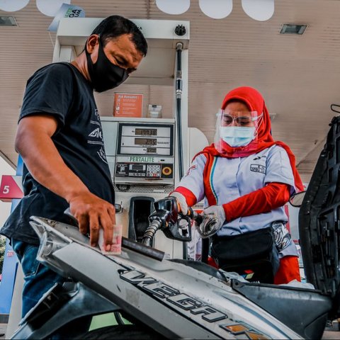 Ilustrasi pemotor mengisi bahan bakar di SPBU (Pertamina)