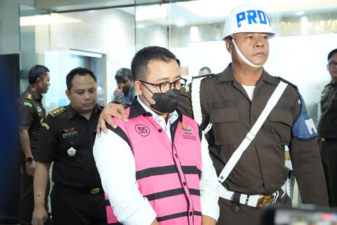 Komisaris PT Navigator Khatulistiwa sekaligus Komisaris PT Jenggala Maritim, Dimas Werhaspati mengenakan rompi tahanan dengan tangan terborgol setelah ditetapkan sebagai tersangka kasus dugaan korupsi dalam tata kelola minyak mentah dan produk kilang pada PT Pertamina Subholding dan Kontraktor Kontrak Kerja Sama (KKKS) tahun 2018-2023 di Kejaksaan Agung, Jakarta, Selasa (25/2/2025).