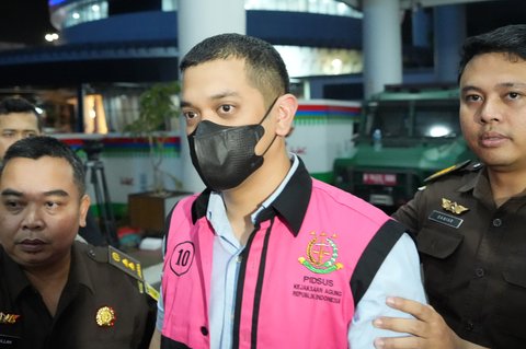 Benefecial Owner PT Navigator Khatulistiwa, Muhammad Kerry Andrianto Riza mengenakan rompi tahanan dengan tangan terborgol setelah ditetapkan sebagai tersangka kasus dugaan korupsi dalam tata kelola minyak mentah dan produk kilang pada PT Pertamina Subholding dan Kontraktor Kontrak Kerja Sama (KKKS) tahun 2018-2023 di Kejaksaan Agung, Jakarta, Selasa (25/2/2025).