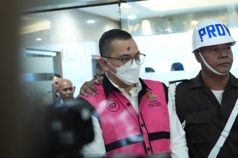 Direktur Utama PT Pertamina Internasional Shipping, Yoki Firnandi mengenakan rompi tahanan dengan tangan terborgol setelah ditetapkan sebagai tersangka kasus dugaan korupsi dalam tata kelola minyak mentah dan produk kilang pada PT Pertamina Subholding dan Kontraktor Kontrak Kerja Sama (KKKS) tahun 2018-2023 di Kejaksaan Agung, Jakarta, Selasa (25/2/2025).
