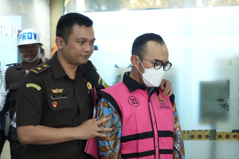 Direktur Utama PT Pertamina Patra Niaga Riva Siahaan mengenakan rompi tahanan dengan tangan terborgol setelah ditetapkan sebagai tersangka kasus dugaan korupsi dalam tata kelola minyak mentah dan produk kilang pada PT Pertamina Subholding dan Kontraktor Kontrak Kerja Sama (KKKS) tahun 2018-2023 di Kejaksaan Agung, Jakarta, Selasa (25/2/2025).