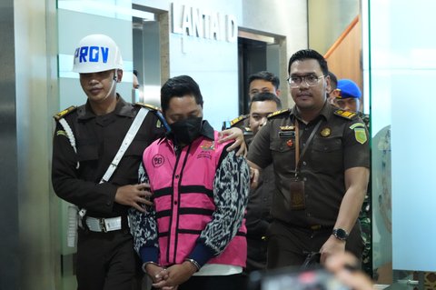 VP Feedstock Management PT Kilang Pertamina International, Agus Purwono mengenakan rompi tahanan dengan tangan terborgol setelah ditetapkan sebagai tersangka kasus dugaan korupsi dalam tata kelola minyak mentah dan produk kilang pada PT Pertamina Subholding dan Kontraktor Kontrak Kerja Sama (KKKS) tahun 2018-2023 di Kejaksaan Agung, Jakarta, Selasa (25/2/2025).