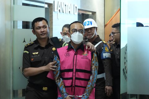 Direktur Utama PT Pertamina Patra Niaga Riva Siahaan mengenakan rompi tahanan dengan tangan terborgol setelah ditetapkan sebagai tersangka kasus dugaan korupsi dalam tata kelola minyak mentah dan produk kilang pada PT Pertamina Subholding dan Kontraktor Kontrak Kerja Sama (KKKS) tahun 2018-2023 di Kejaksaan Agung, Jakarta, Selasa (25/2/2025).