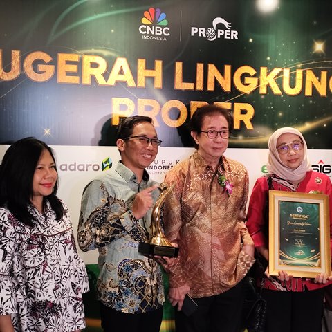 Direktur Sido Muncul, Irwan Hidayat dan jajaran usai acara Penghargaan PROPER dari KLH.