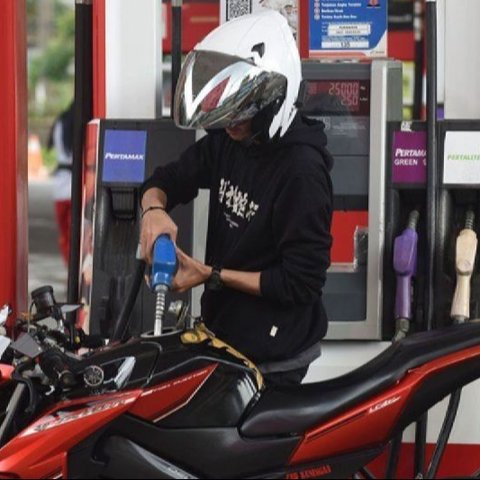 Harga BBM Revvo 90 di SPBU Vivo turun Rp110 per liter, sementara harga BBM di SPBU Pertamina, Shell, dan BP tetap stabil di awal pekan keempat Februari 2025.