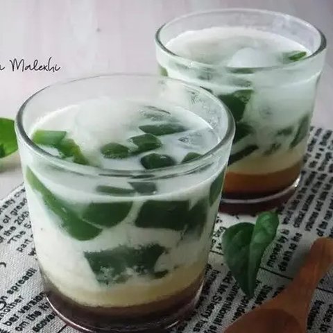 Sama-sama bisa segarkan dan maniskan hari, antara es cendol dan cincau, mana yang kamu suka? (Via: resephariini.com)