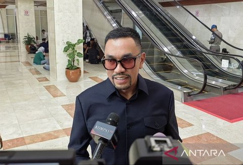 Komisi III DPR mendukung kebijakan Kapolri yang mewajibkan pejabat kepolisian untuk membuat akun media sosial guna merespon aduan masyarakat secara cepat dan efektif, namun menekankan perlunya SOP yang jelas.