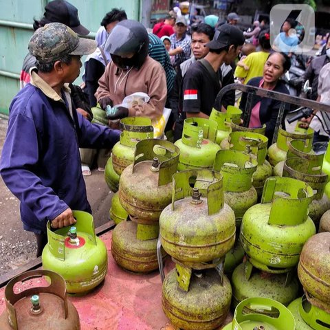 Dengan adanya instruksi dari Presiden Prabowo, diharapkan distribusi dan harga gas elpiji 3 kg dapat kembali normal. Diperlukan evaluasi terhadap kebijakan distribusi terkait gas elpiji 3 kg dapat dilakukan secara komprehensif dan objektif. (Liputan6.com/Angga Yuniar)