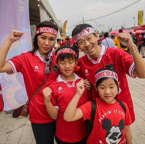 Suporter Timnas Indonesia mulai meramaikan Stadion Gelora Bung Tomo, Surabaya, jelang Pembukaan Piala Dunia U-17, pada Jumat (10/11/2023).