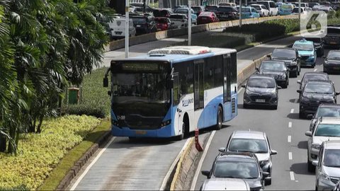 Layanan Transjakarta pada 2024 meningkat hampir dua kali lipat dari dua tahun sebelumnya. (Liputan6.com/Angga Yuniar)
