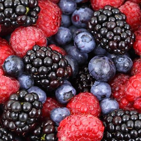 strawberry, blueberry, dan cranberry (sumber: pixabay)