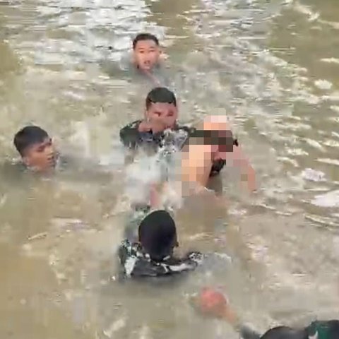 Prajurit TNI AU Lanud SIM Saat Menyelamatkan Bocah Terjepit Becak di Dalam Sungai