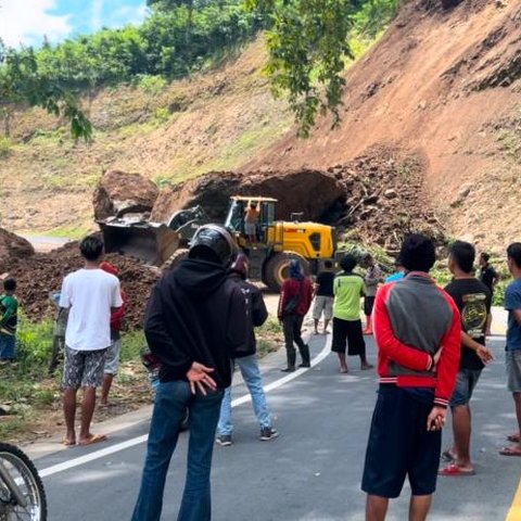 jalan lumajang malang tertutup lonsor