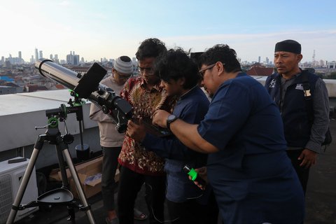Petugas dari Tim Hisab Rukyat Kementerian Agama (Kemenag) saat melakukan pemantauan hilal 1 Ramadan 1446 Hijriah di Kantor Wilayah Kementerian Agama DKI Jakarta, Jumat (28/2/2025).