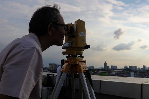 Petugas dari Tim Hisab Rukyat Kementerian Agama (Kemenag) saat melakukan pemantauan hilal 1 Ramadan 1446 Hijriah di Kantor Wilayah Kementerian Agama DKI Jakarta, Jumat (28/2/2025).