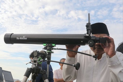 Petugas dari Tim Hisab Rukyat Kementerian Agama (Kemenag) saat melakukan pemantauan hilal 1 Ramadan 1446 Hijriah di Kantor Wilayah Kementerian Agama DKI Jakarta, Jumat (28/2/2025).